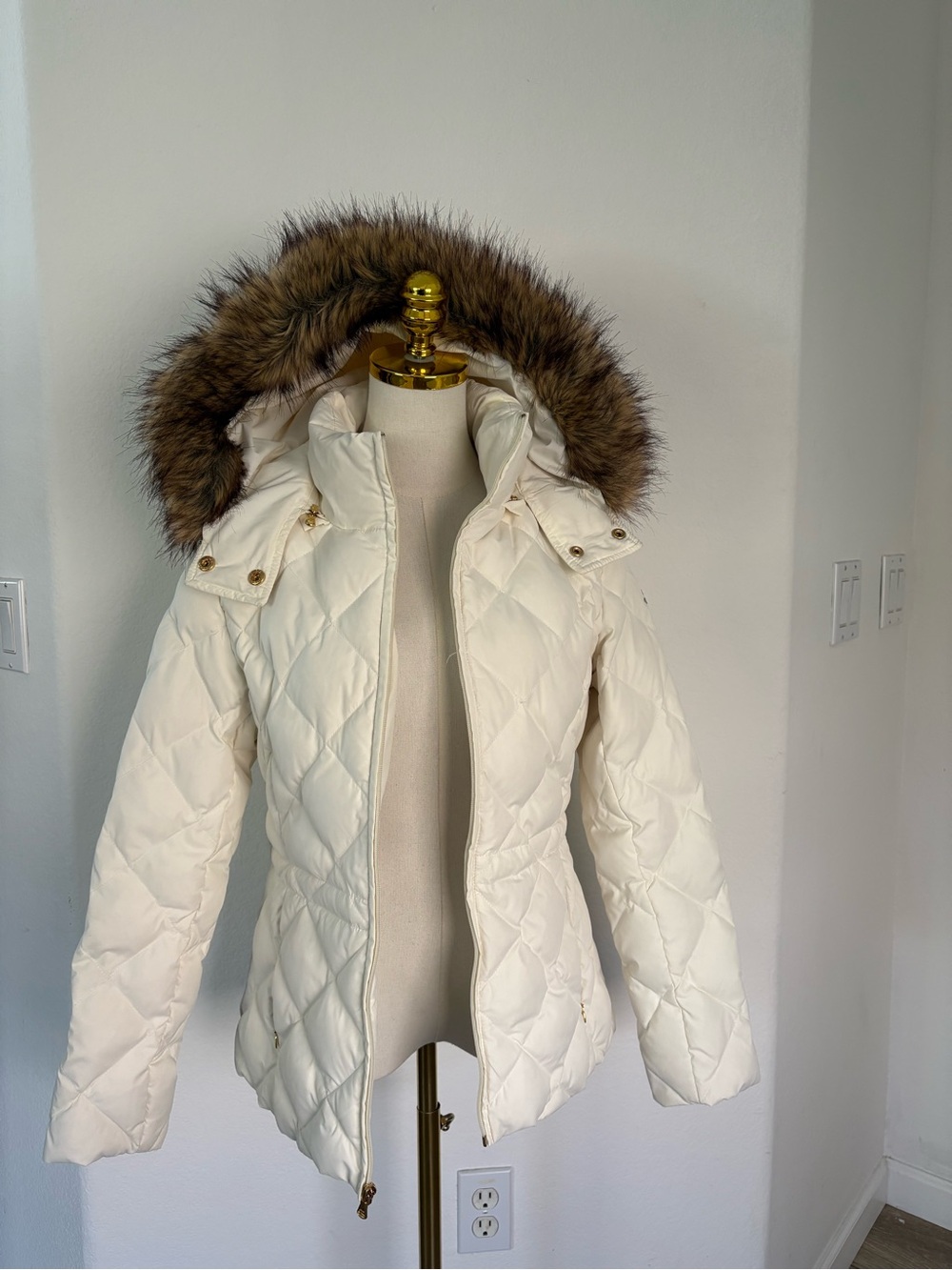 Guess Cream Quilted Puffer Jacket with Faux Fur Trim - Picture 2 of 10